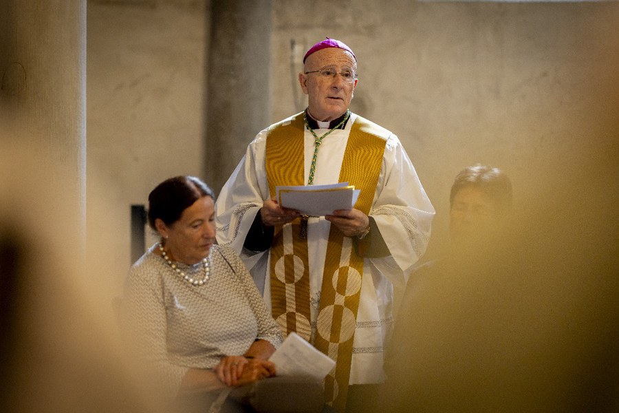 In der Stille der Krypta meditiert Bischof Bonnemain im kleinem Kreis. Foto: Christan Merz _RM_9125.jpg