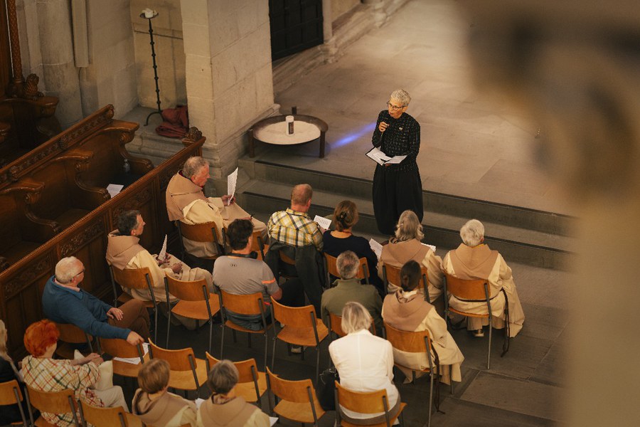 Bibelreflexion mit Pfarrerin Nicole Becher im Chorgestühl. Foto: Christian Merz _RM_9242.jpg