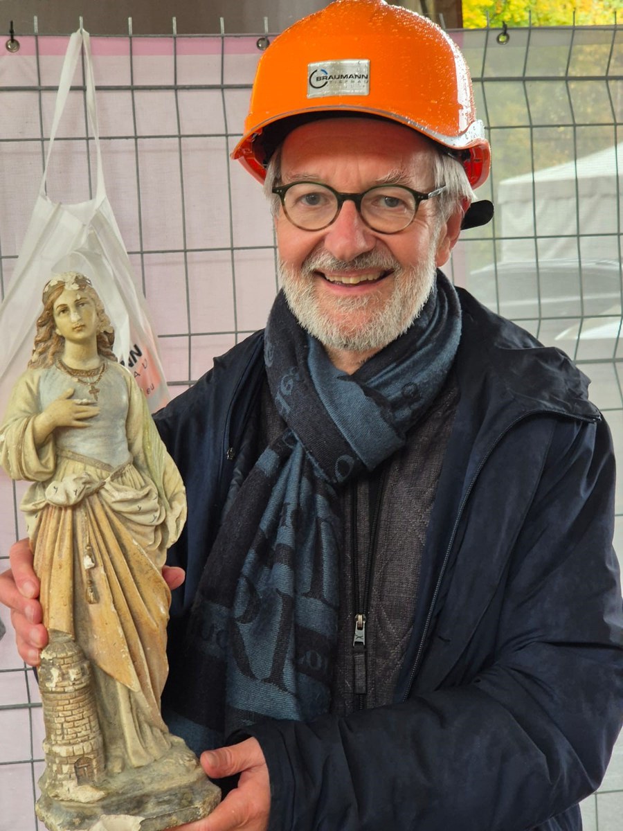 Pfarrer mit Barbarafigur_Portrait.jpg