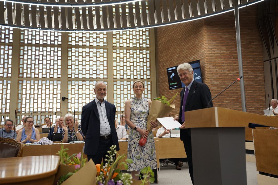 Julia Schild bei der Preisübergabe mit Prof. Dr. Alberto Bondolfi (l.) und Synodalrat Daniel Otth (r.). Foto: Leonie Maurer Preisübergabe Julia Schild.JPG