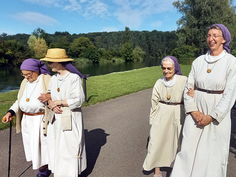 Sr.M.Bernarda, Sr.MRafaela, Mutter M.Andrea und Sr. M.Josefa auf einem Spaziergang. (v.L.n.R.). Foto: zVg