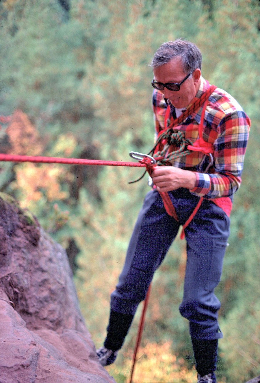 Pater Albert Ziegler beim Klettern.jpg