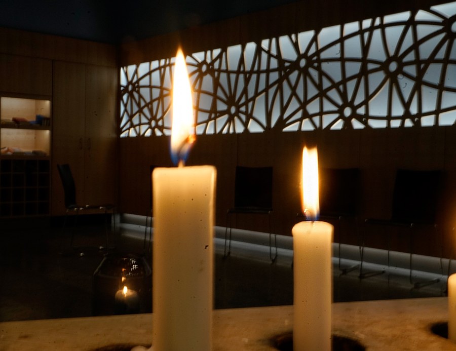 Nicht in jedem Flughafengebäude sind echte Wachskerzen erlaubt. Bild: Saskia Richter