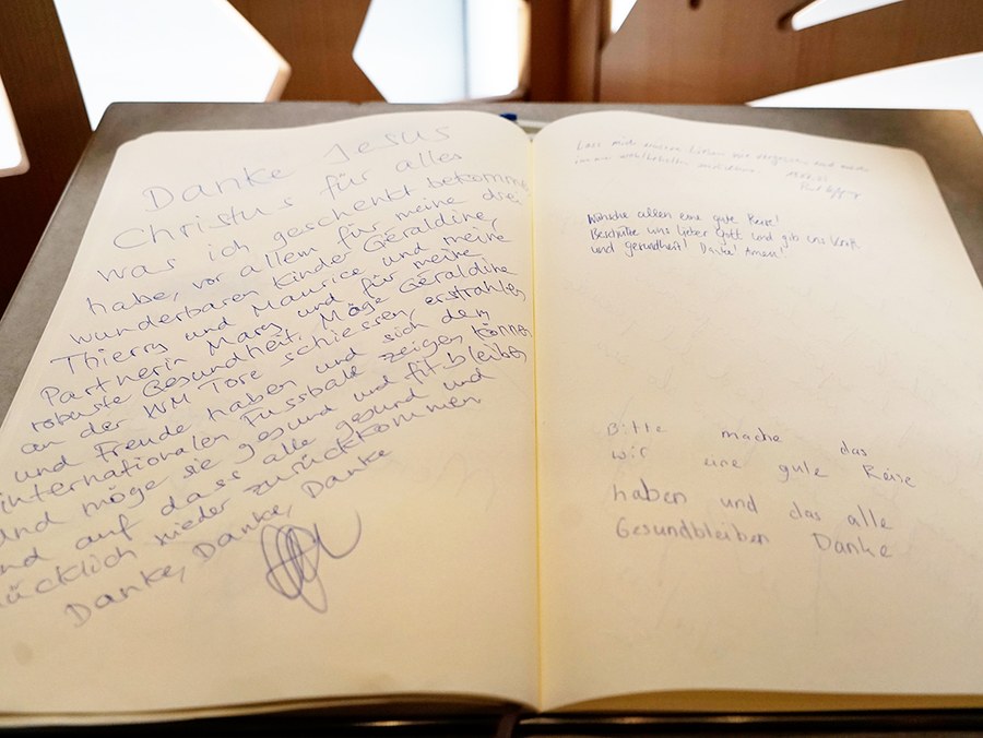 Gäste haben ihre Gedanken in das ausliegende Buch eingetragen. Bild: Saskia Richter