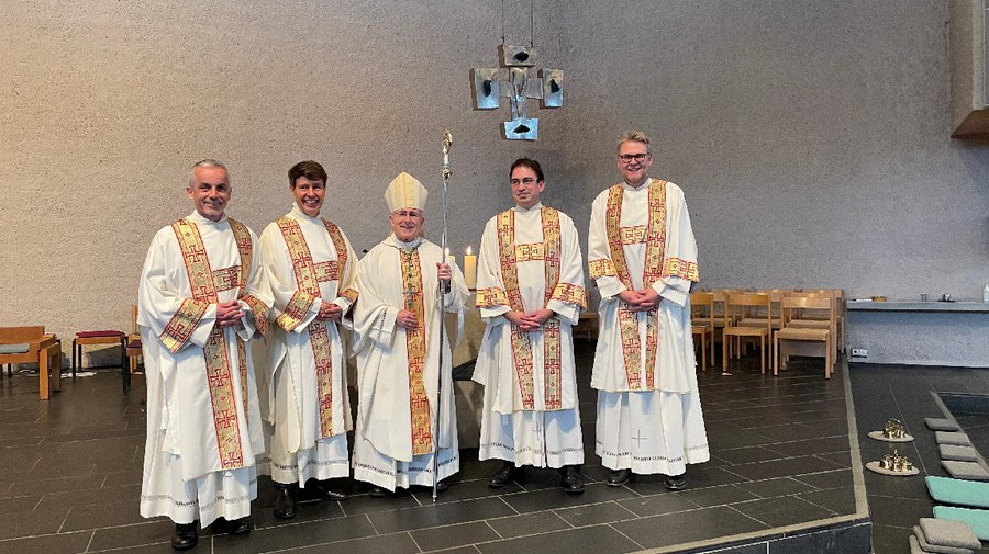 Die neugeweihten Ständigen Diakone (Walter Arnold, Andreas Bolkart, Michael Kolditz und Matthias Merdan) mit Bischof Joseph Maria Bonnemain. Foto: Luis Varandas