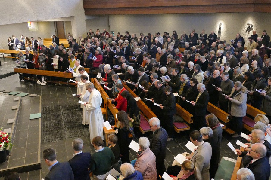 Volle Kirche in St. Michael in Zollikerberg zur Weihe der Ständigen Diakone. Foto: Ursula Hersperger