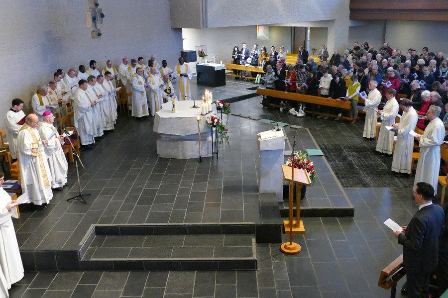 Zahlreiche Priester feierten den Weihegottesdienst mit. Foto: Ursula Hersperger