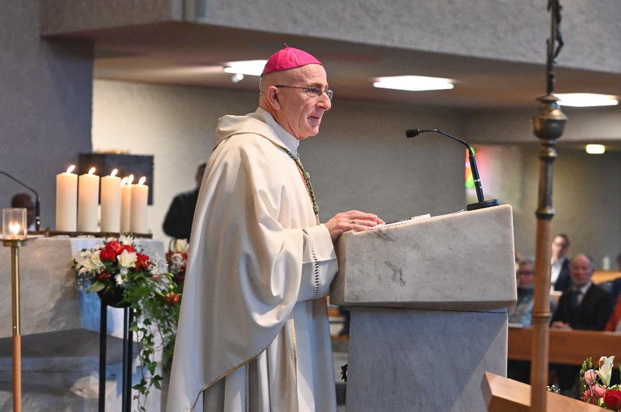 Bischof Joseph Maria Bonnemain predigt über den Dienst des Diakons. Foto: Ursula Hersperger