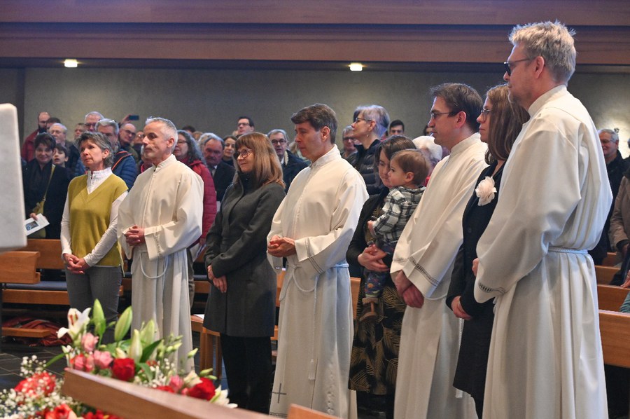 Die Ehefrauen unterstützen die Weihe ihrer Partner. Foto: Ursula Hersperger