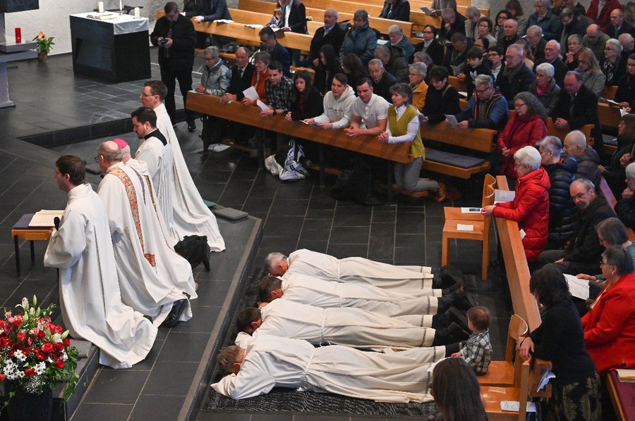Eindrückliches Ritual: Die Weihekandidaten liegen zur Allerheiligenlitanei am Boden Foto: Ursula Hersperger