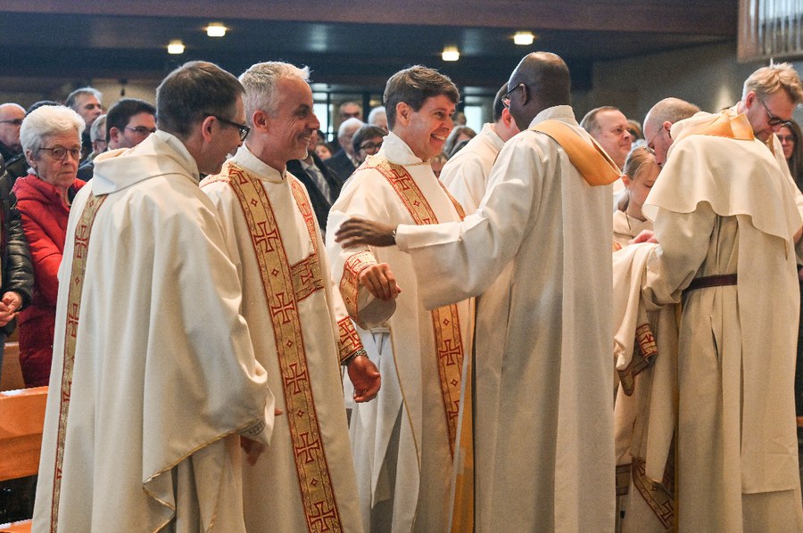 Nach der Weihe werden die Ständigen Diakone mit dem liturgischen Gewand eingekleidet. Foto: Ursula Hersperger