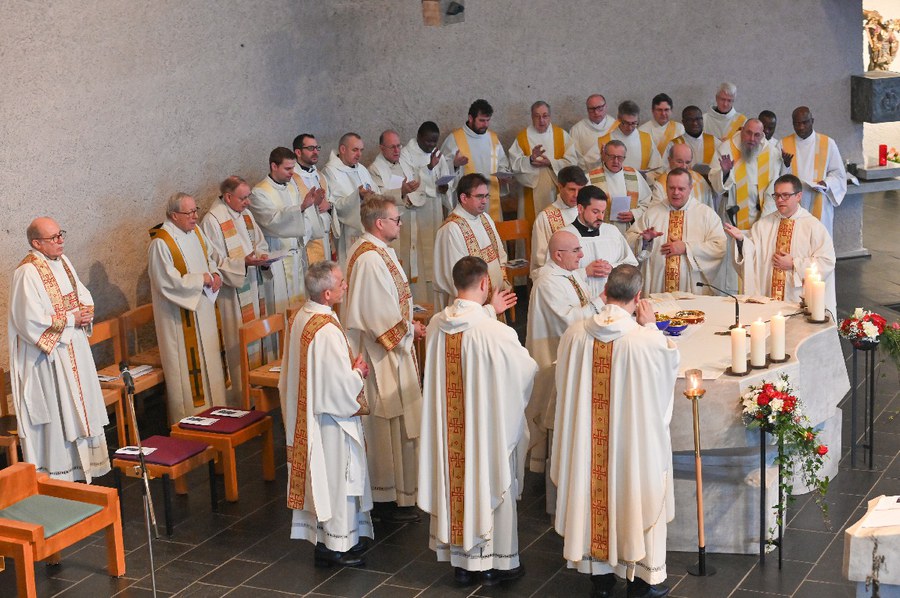 In den Kreis der Kleriker aufgenommen: die Ständigen Diakone bei der Messfeier am Altar. Foto: Ursula Hersperger