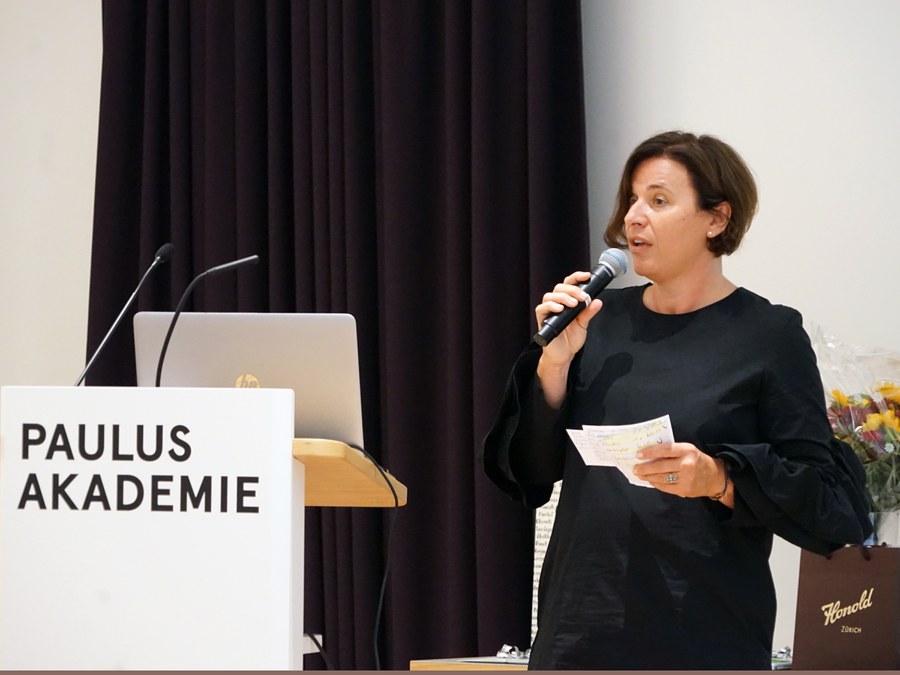 Barbara Bartl eröffnet die Preisverleihung Blitzlichter Foto: Arnold Landtwing