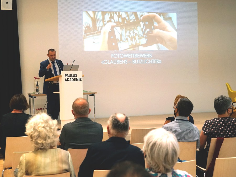 Csongor Kozma freut sich über die erste Ausstellung an der PAZ Foto: Arnold Landtwing