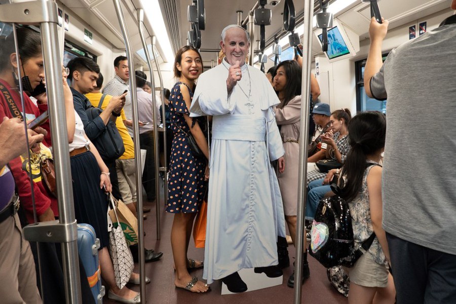 Papst in der Ubahn Bankok_Foto_Jörg Dunsbach