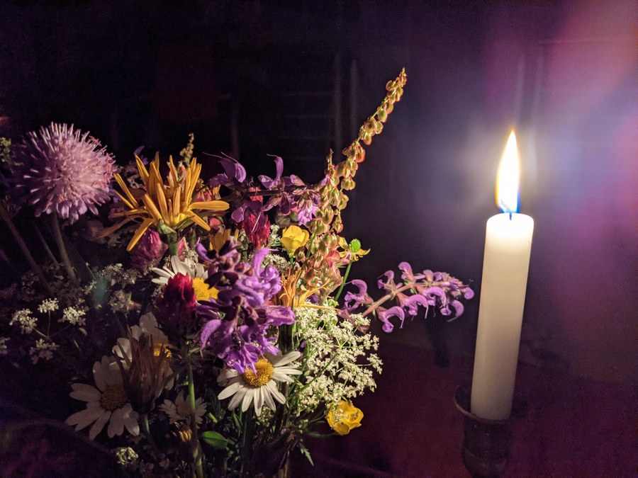 Sommerandacht mit Kerze (Judith Grundmann) Copyright: Fachstelle Religionspädagogik ZH