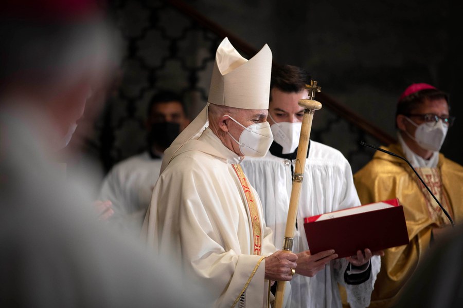 Der Bischofsstab, das Churer Pedum aus Elfenbein, wurde eventuell bereits von Asinius, dem ersten dokumentierten Bischof von Chur, im 5. Jahrhundert benutzt. Foto: Christoph Wider / forum