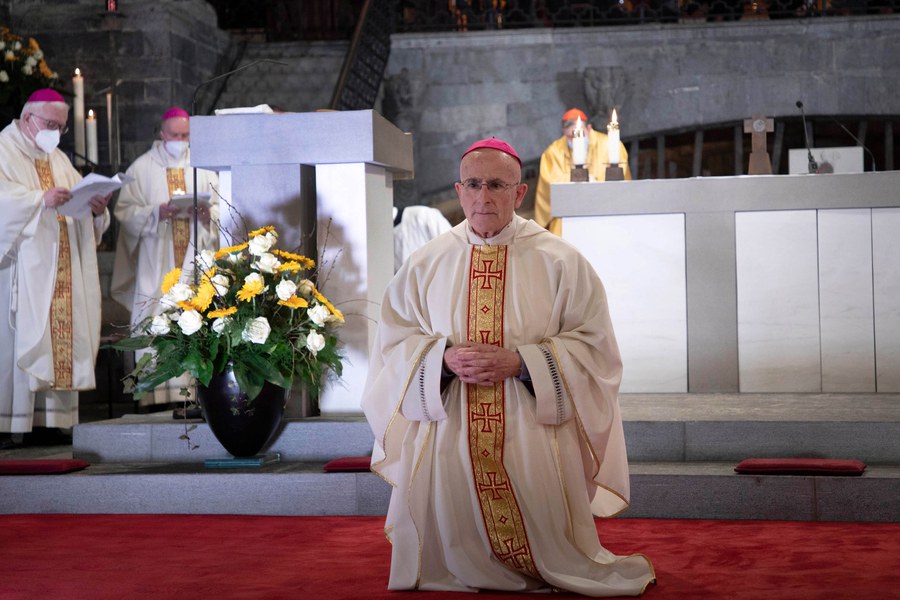 Ein aussergewöhnliches Zeichen setzt der neue Bischof am Ende der Feier, als er sich, vor der Gottesdienstgemeinde kniend, von dieser segnen lässt. Foto: Christoph Wider / forum