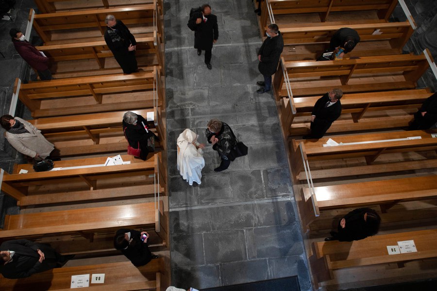 Bischof Joseph M. Bonnemain beim Auszug aus der Kirche, in der wegen der Coronasituation nur gut 100 geladene Gäste anwesend sein durften. Foto: Christoph Wider / forum