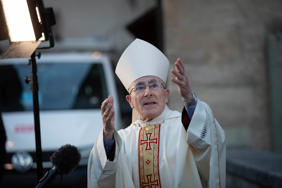 Wegen Corona konnte auch nach der Weihe kein Empfang stattfinden. Bischof Joseph M. Bonnemain bedankte sich nach dem Gottesdienst bei allen Gästen. Foto: Christoph Wider / forum