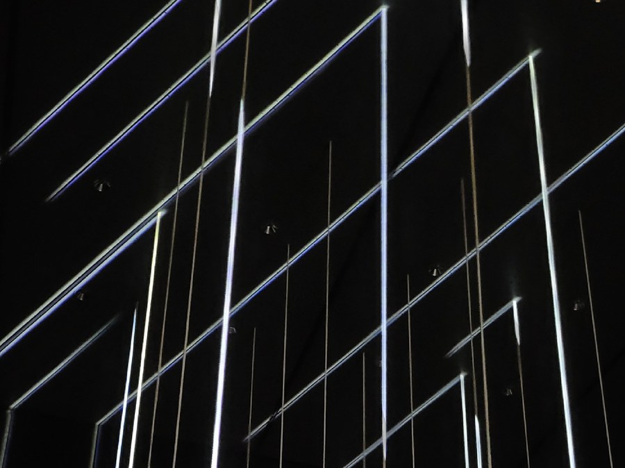 Das Licht der Kunstinstallation wird in verschiedenen Intensitäten ausgespielt. Bild: Saskia Richter