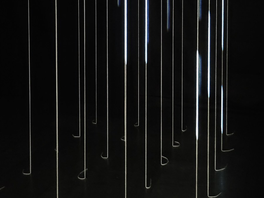 Vom Himmel zur Erde fliessendes Licht der Kunstinstallation «Meta-Light» . Bild: Saskia Richter