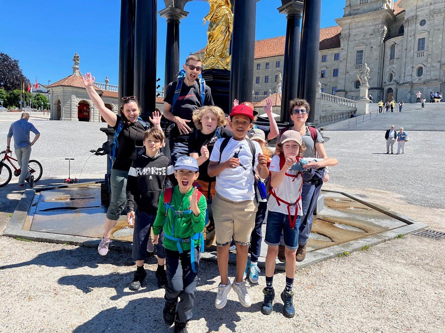 Ministranten beim Marienbrunnen_Foto_Adrian Marbacher