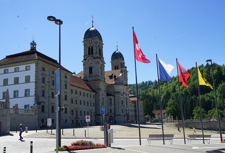 Bezirk und Kloster Einsiedeln hissen für Zürcher die Flagge_Foto_Arnold Landtwing