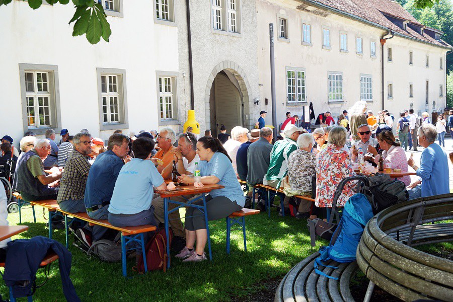 Gemütliches Zusammensitzen im Abteihof_Foto_Arnold Landtwing
