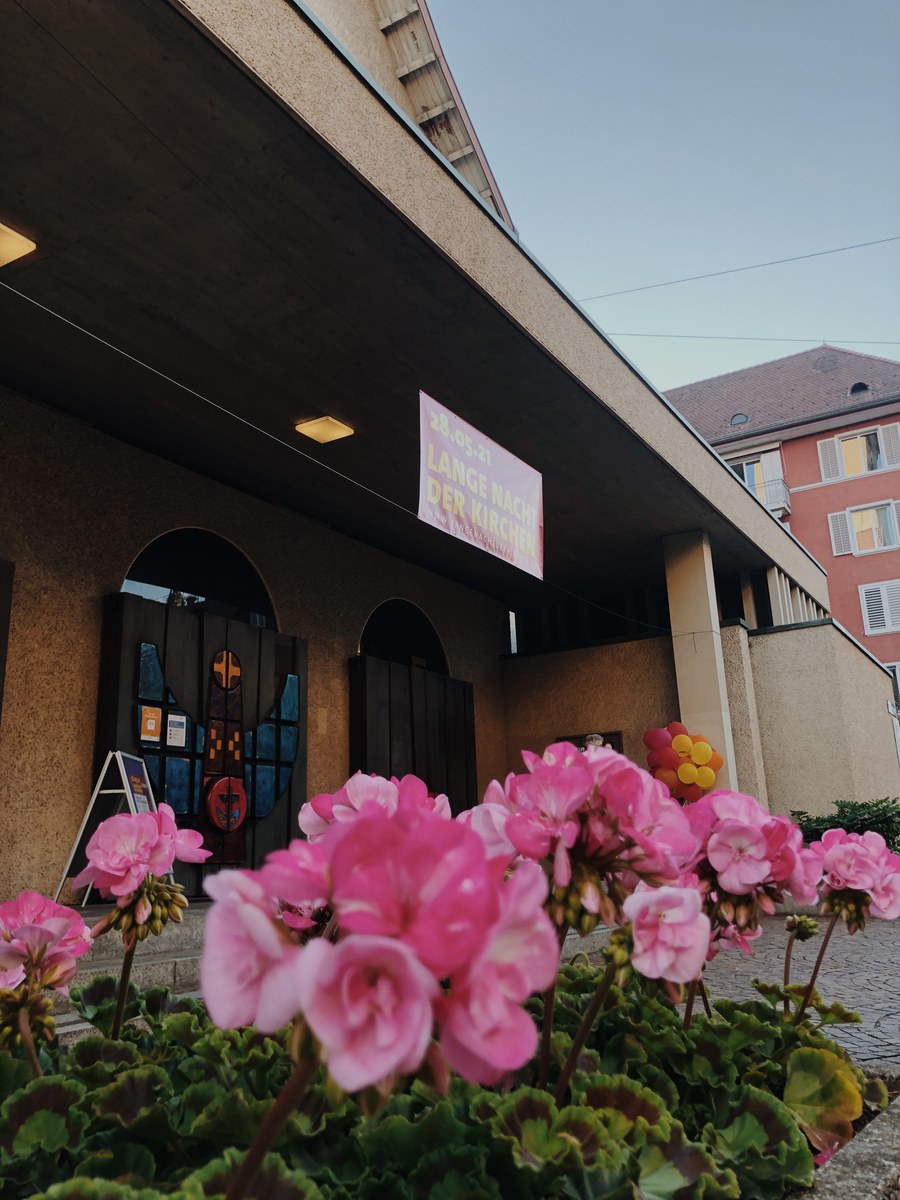 Vor der Kirche Herz Jesu in Wiedikon