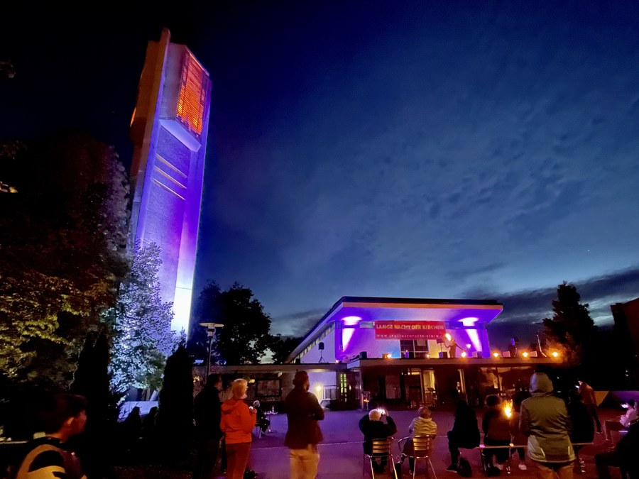 Feuershow vor der Kirche St. Benignus in Pfäffikon