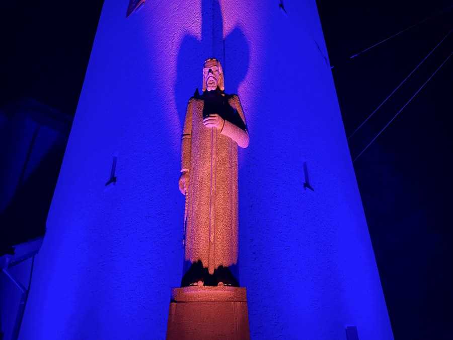 Beleuchteter Eingang der Pfarrkirche Bruder Klaus