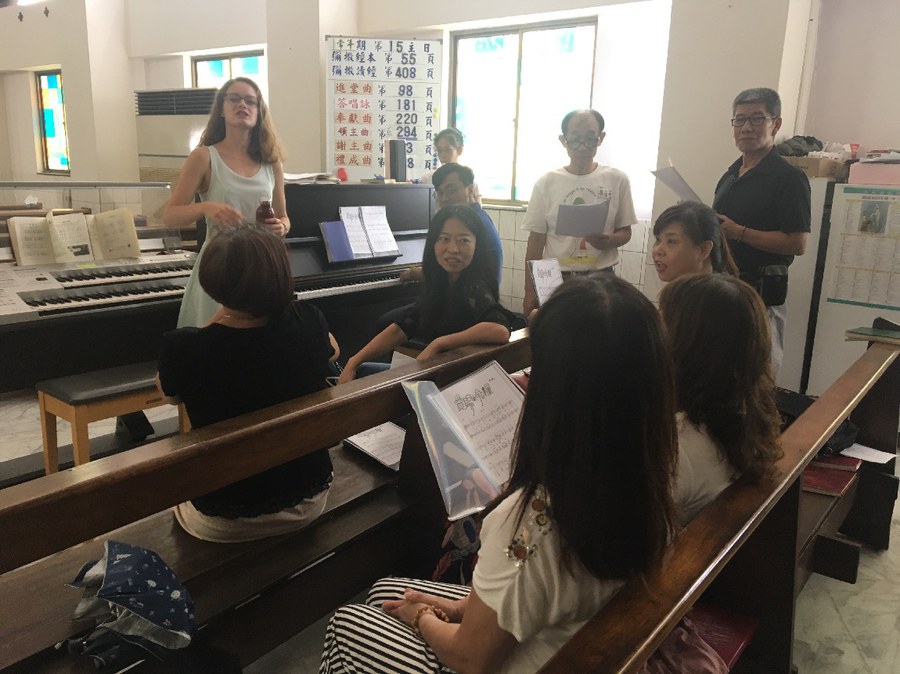 Deborah Züger leitet die Kirchenchor-Probe in Taiwan. Foto: Brigitte Fischer Züger