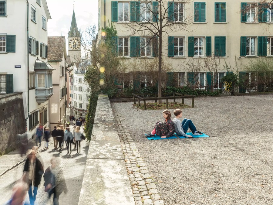 Orte für stilles Verweilen gibt es in Zürich viele. Hier zum Beispiel der Lindenhof. - © SIR ROBIN