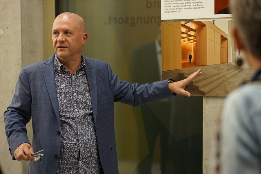 Photograph Martin Niekämper führt durch die Ausstellung. Bild: Magdalena Thiele