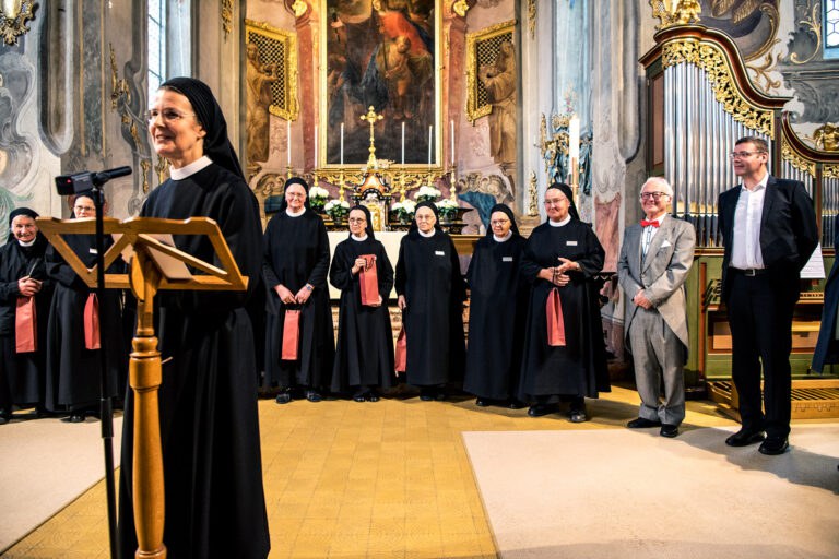 Priorin Iren begrüsst die Gäste zur Premiere