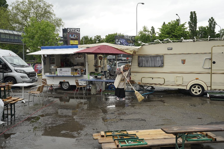 Eine Frau kehrt vor ihrem Wohnwagen. (Bild: Magdalena Thiele)