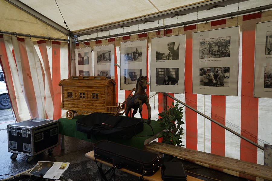 Die nostalgische Fotoausstellung ist im Festzelt zu sehen. (Bild: Magdalena Thiele)