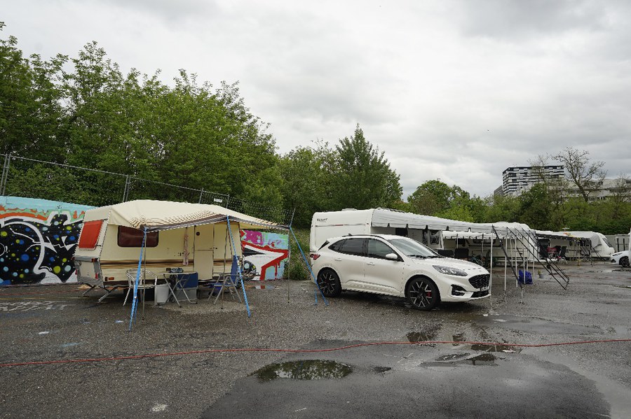 Stellplatz der Wohnwagen auf dem Hardturmareal. (Bild: Magdalena Thiele)