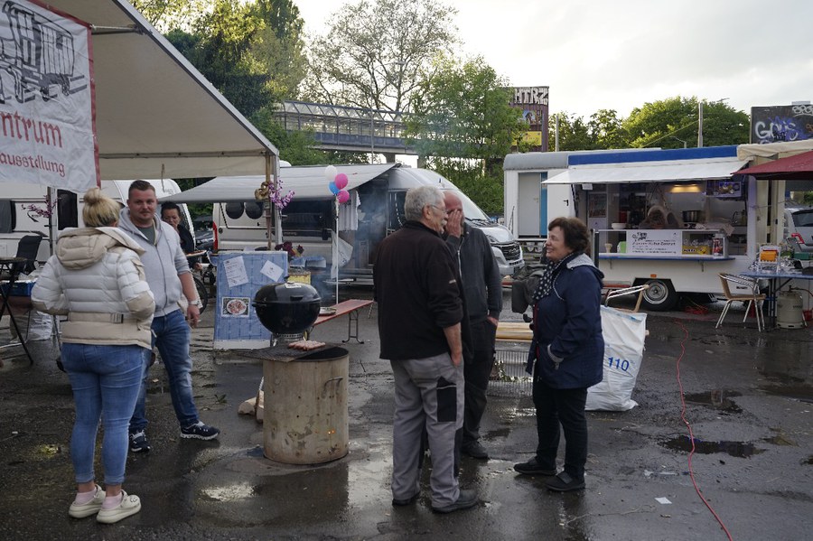Vor dem Festzelt ist der Grill aufgebaut. (Bild: Magdalena Thiele)