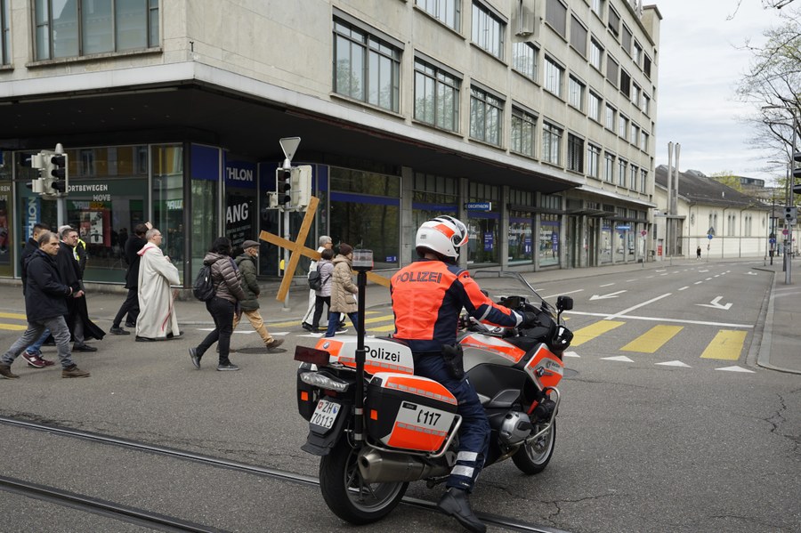 Quer duch die Stadt, die kurz innehält wenn das Kreuz vorbeikommt