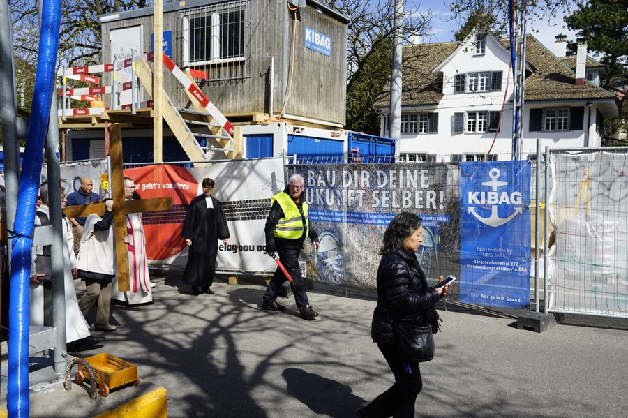 Mit den Gedanken und den Kreuz in Richtung Zukunft und Grossmünster