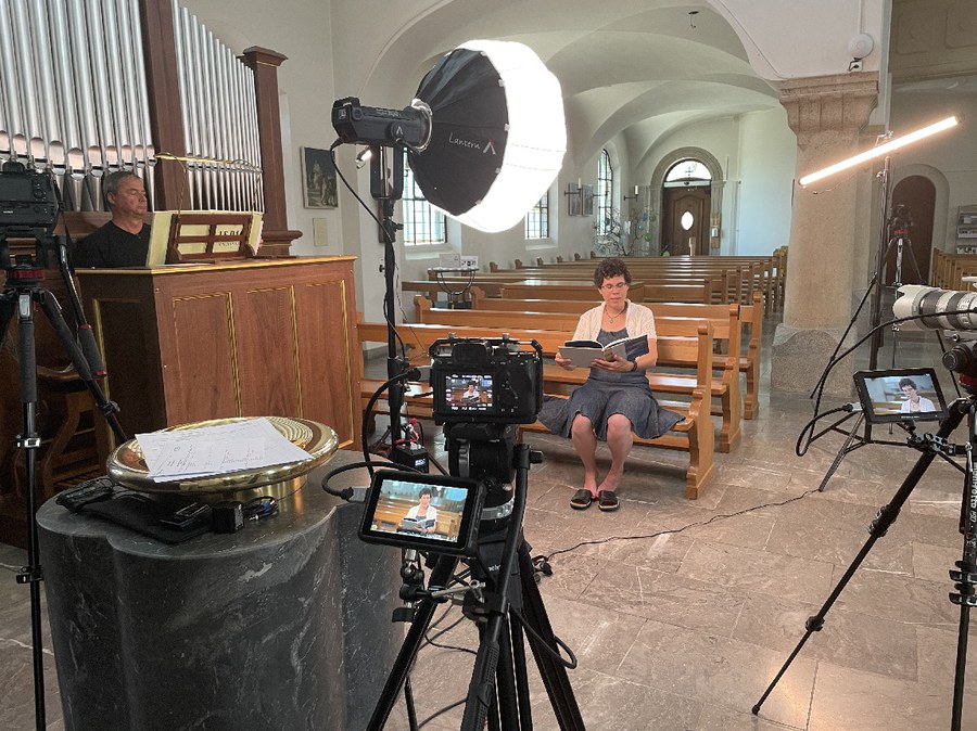 Dreh zum Gottesdienst in der Kirche Richterswil mit Pfarrer Mario Pinggera und Pfarreiassistentin Franziska Widmer