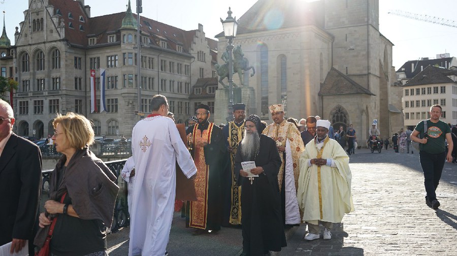 Geistliche verschiedener orthodoxer und koptischer Gemeinschaften gemeinsam betend unterwegs. Foto: Saskia Richter