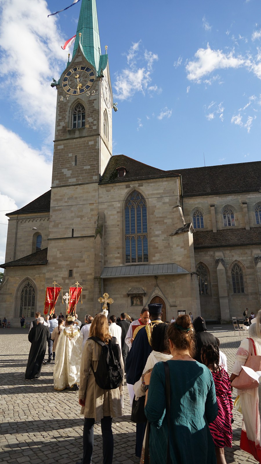 Die Prozession bewegt sich auf das Fraumünster zu. Foto: Saskia Richter