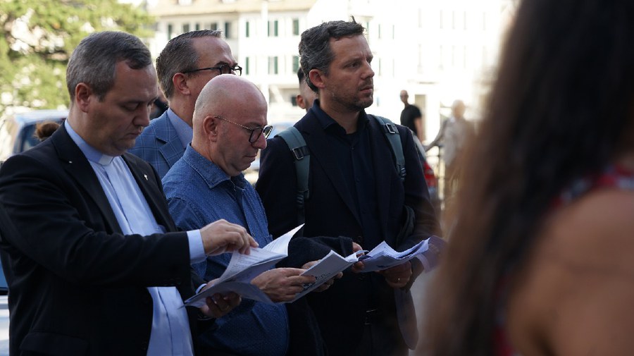 Beten an der Prozession mit (v.l.n.r).: Generalvikar Luis Varandas, der Bischöflich Beauftragte für Migrantenseelsorge Carlo De Stasio und Bereichsleiter Christoph Eberle. Foto: Saskia Richter