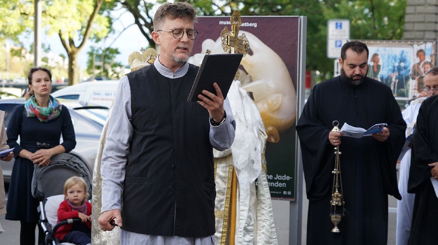 Der Vorsänger stimmt Lieder an. Foto: Saskia Richter