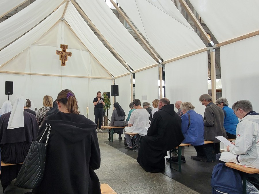 Mittagsgebet am 5. Mai geleitet von der Gemeinschaft der Seligpreisungen. (Bild: Saskia Richter)