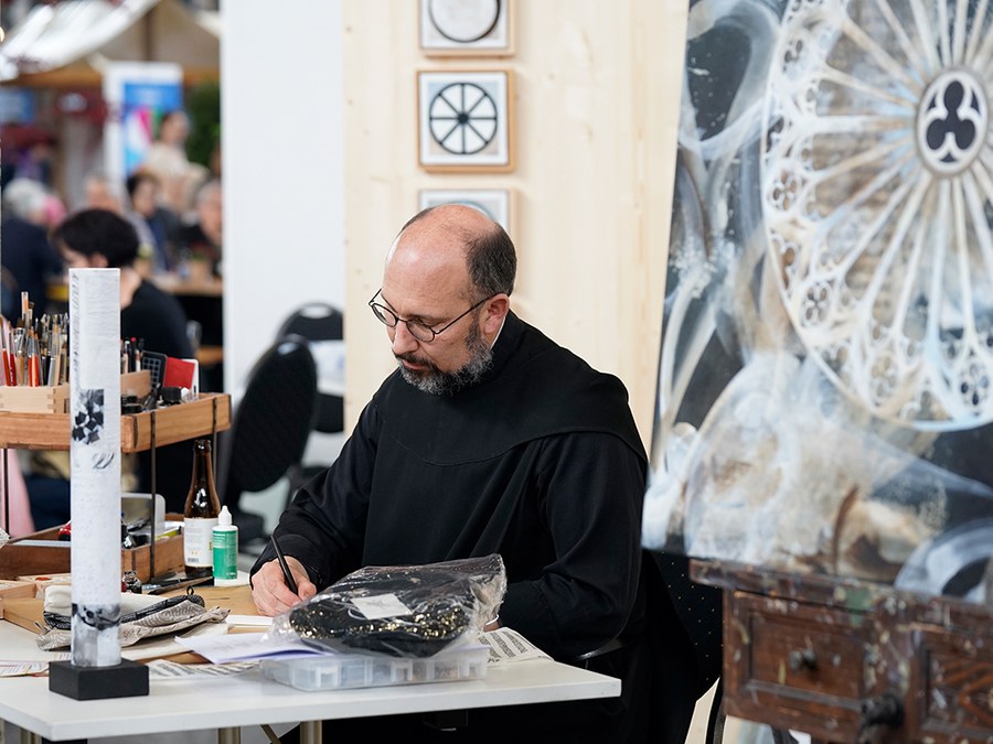 Pater Jean-Sébastien Charrière aus dem Benediktinerkloster Einsiedeln an seinem Kalligrafiestand. (Bild: Saskia Richter)