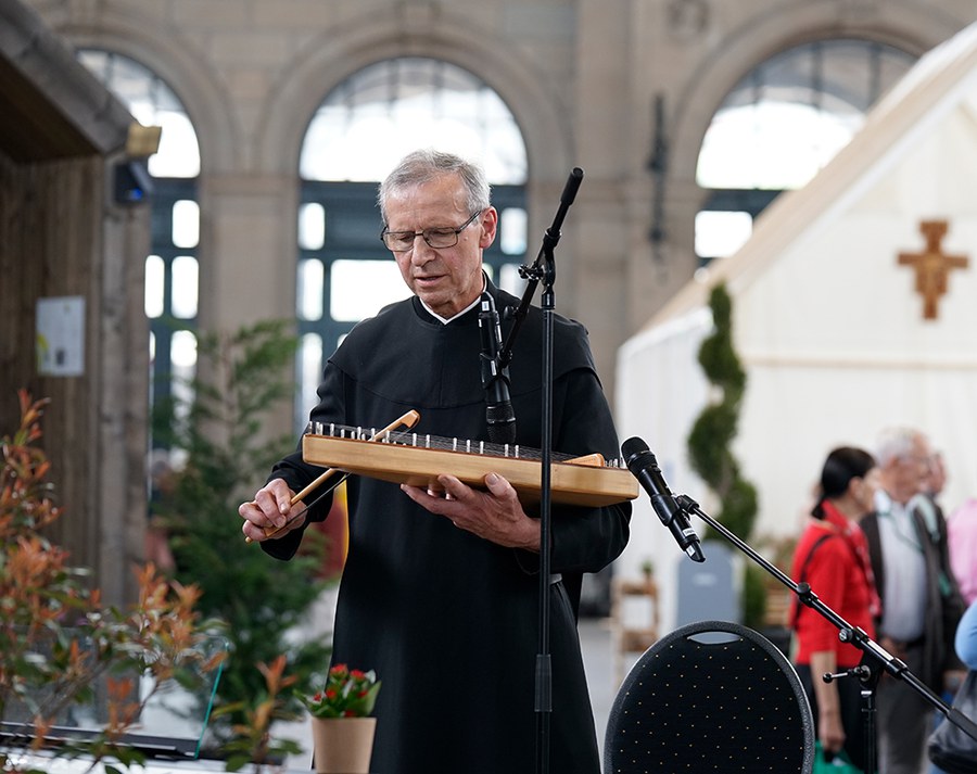 Eine kleine Bühne in der Mitte des Klostermarktes bietet Platz für musikalische Auftritte und mehr. (Bild: Saskia Richter)